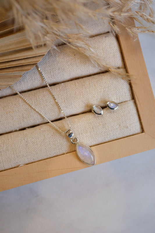 "Soluna" Regenbogen-Mondstein | Ohrstecker | Silber