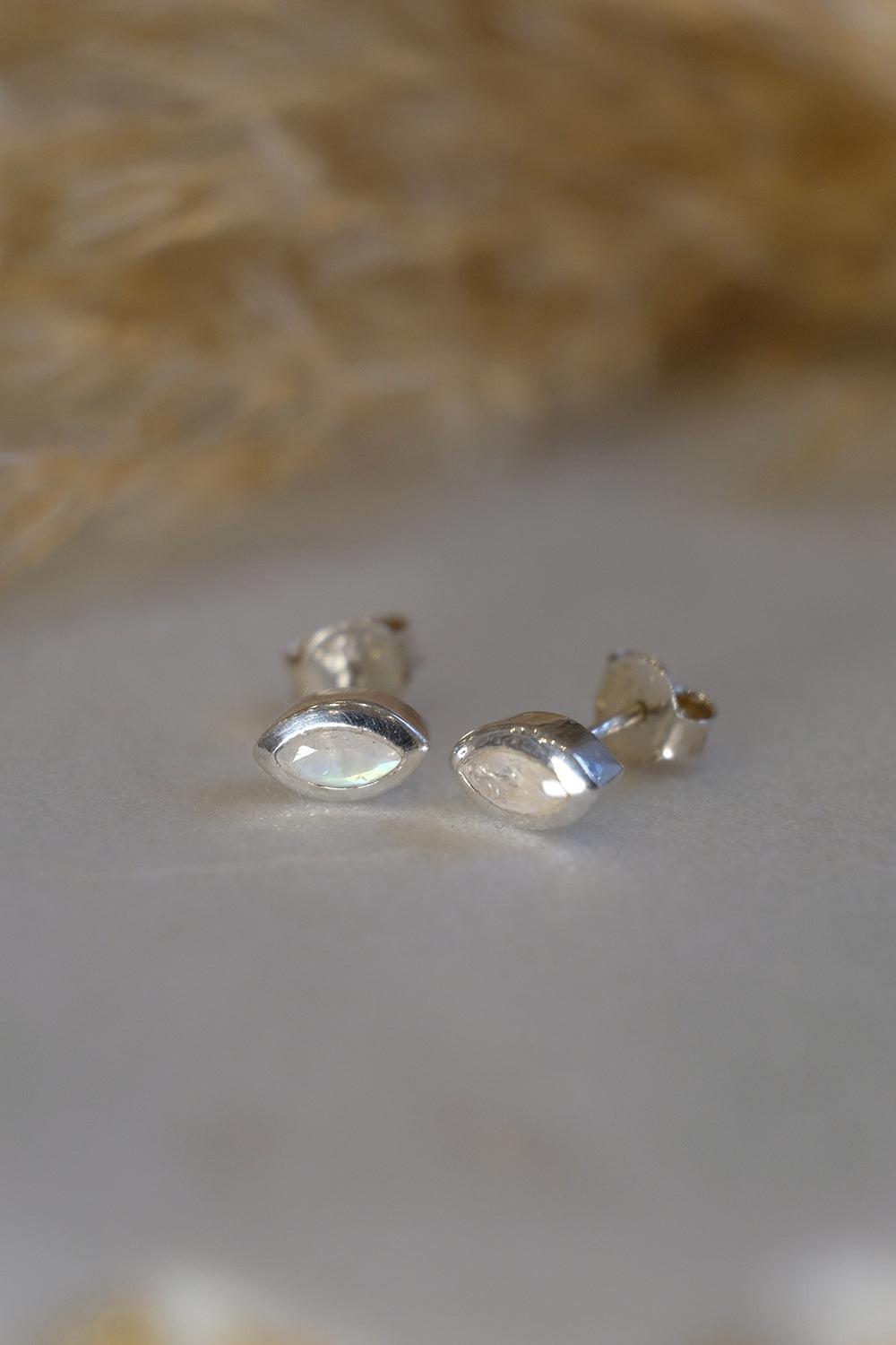 "Soluna" Regenbogen-Mondstein | Ohrstecker | Silber