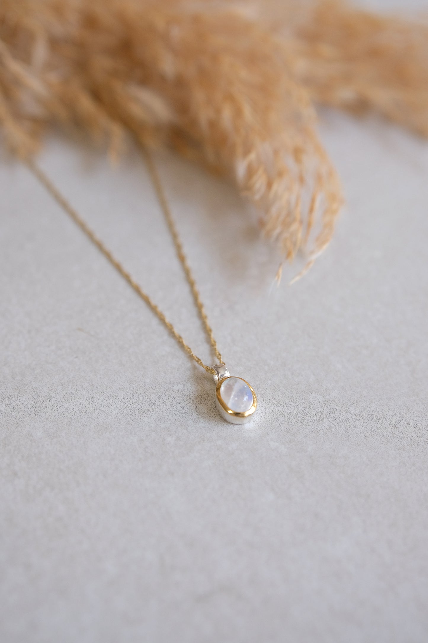 "Selene Aura" Regenbogen-Mondstein | Singapurkette | Silber-Gold