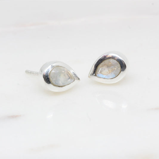 "Nova" Regenbogen-Mondstein | Ohrstecker | Silber