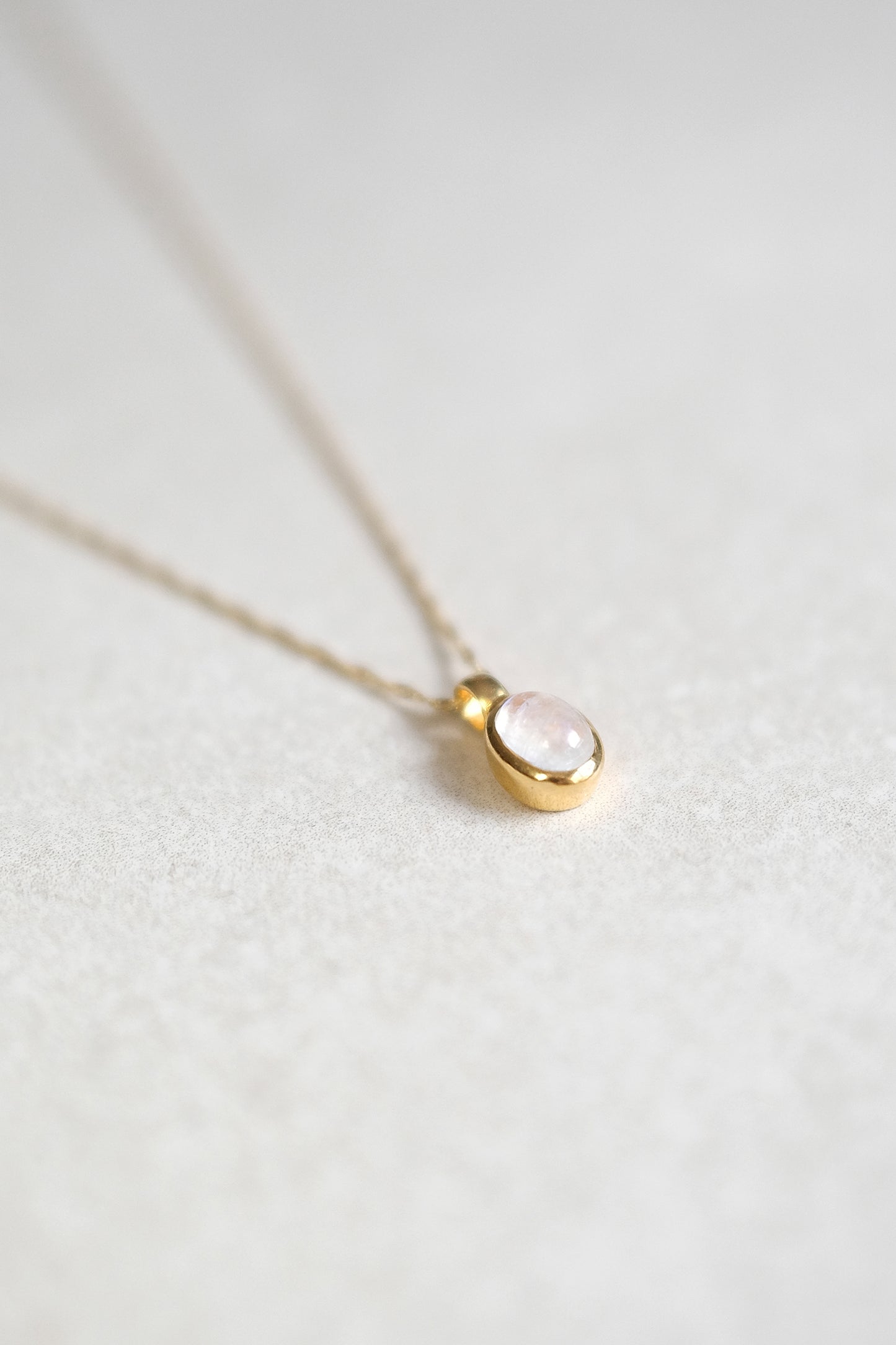"Selene Aura" Regenbogen-Mondstein | Singapurkette | Gold