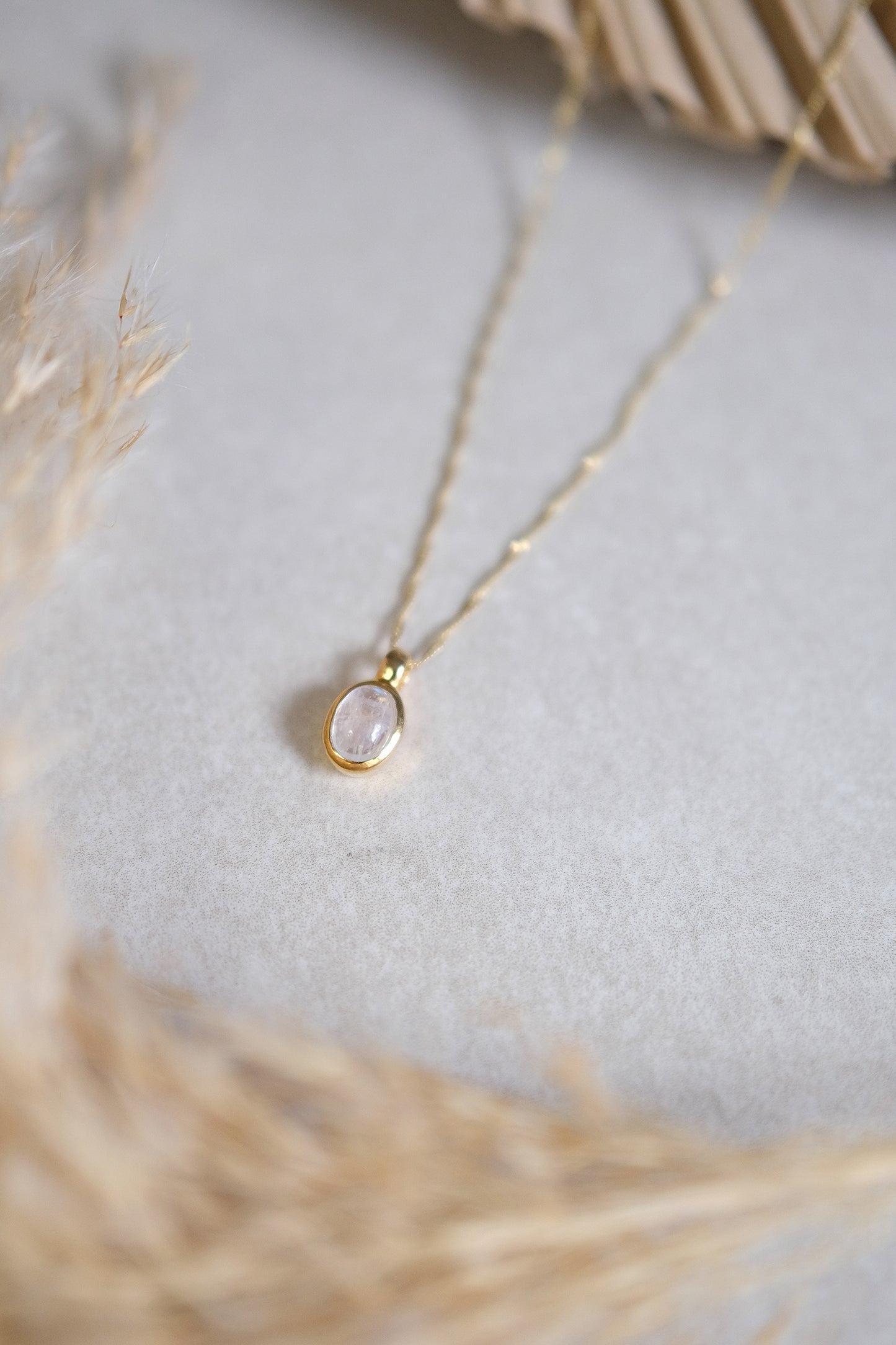 "Selene Aura" Regenbogen-Mondstein | Singapurkette | Gold