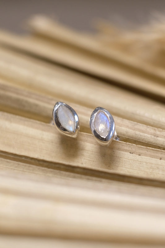 "Soluna" Regenbogen-Mondstein | Ohrstecker | Silber
