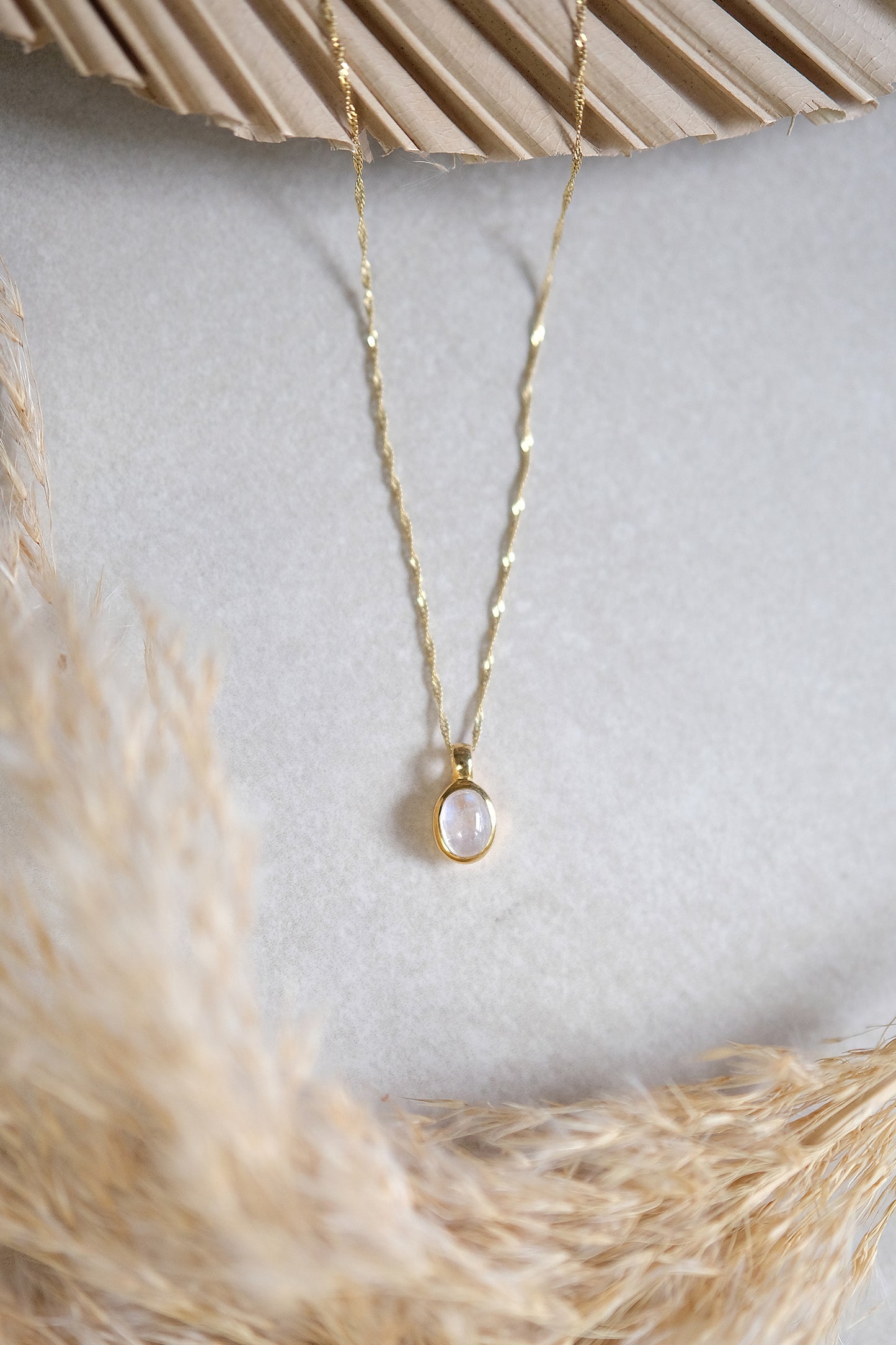 "Selene Aura" Regenbogen-Mondstein | Singapurkette | Gold