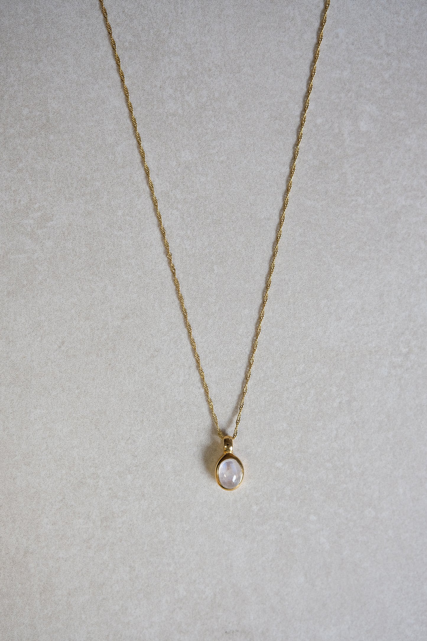 "Selene Aura" Regenbogen-Mondstein | Singapurkette | Gold