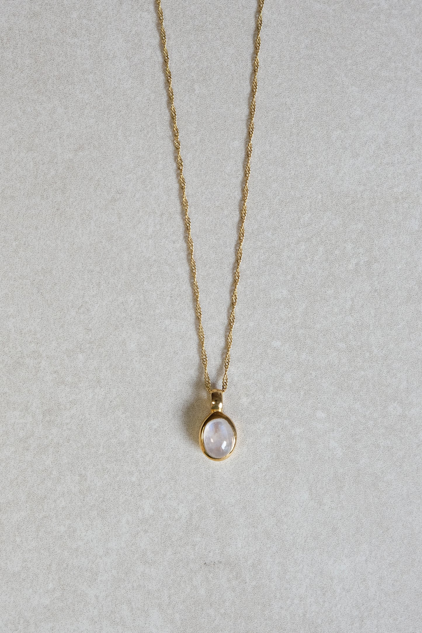 "Selene Aura" Regenbogen-Mondstein | Singapurkette | Gold