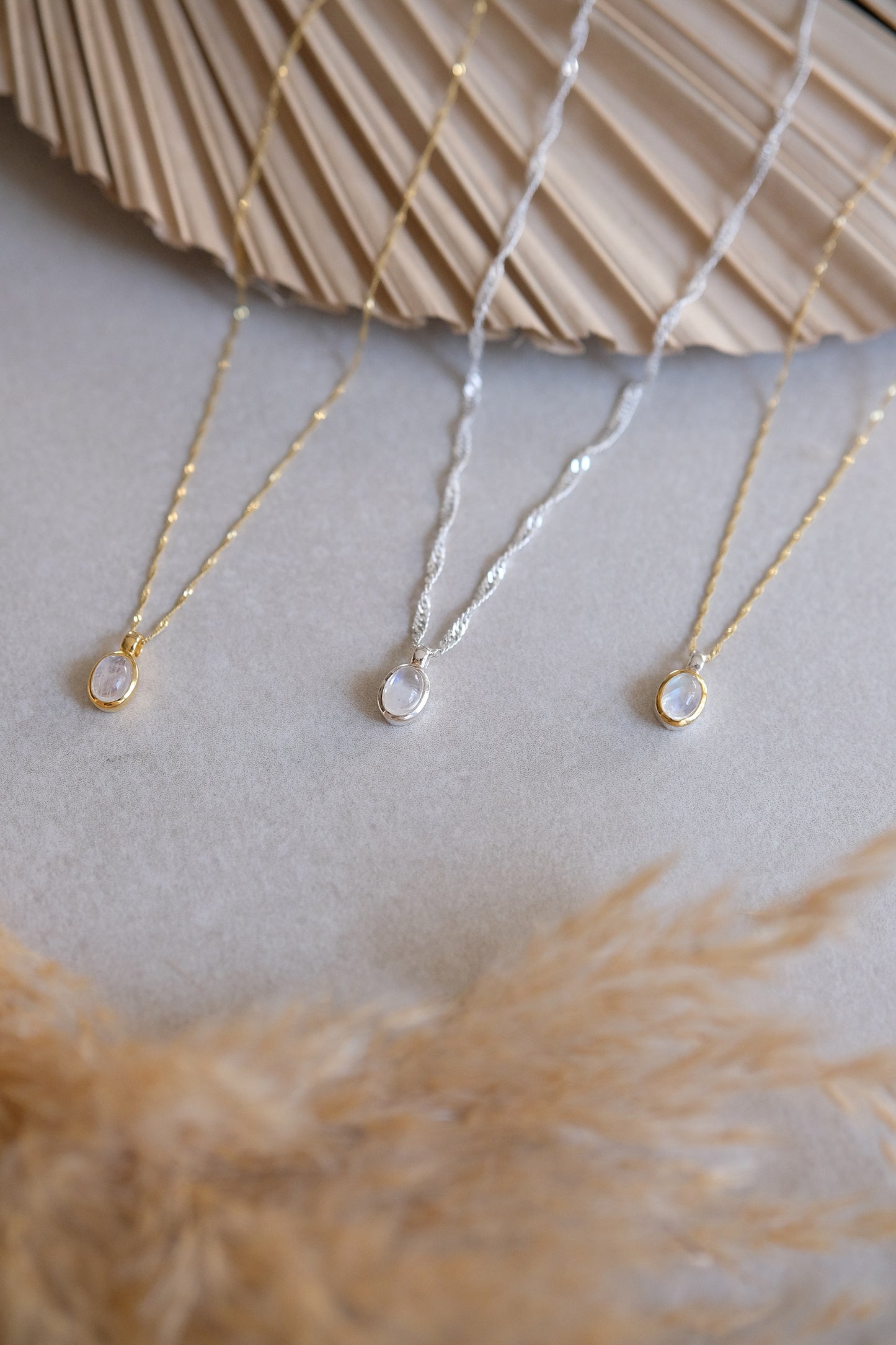 "Selene Aura" Regenbogen-Mondstein | Singapurkette | Gold