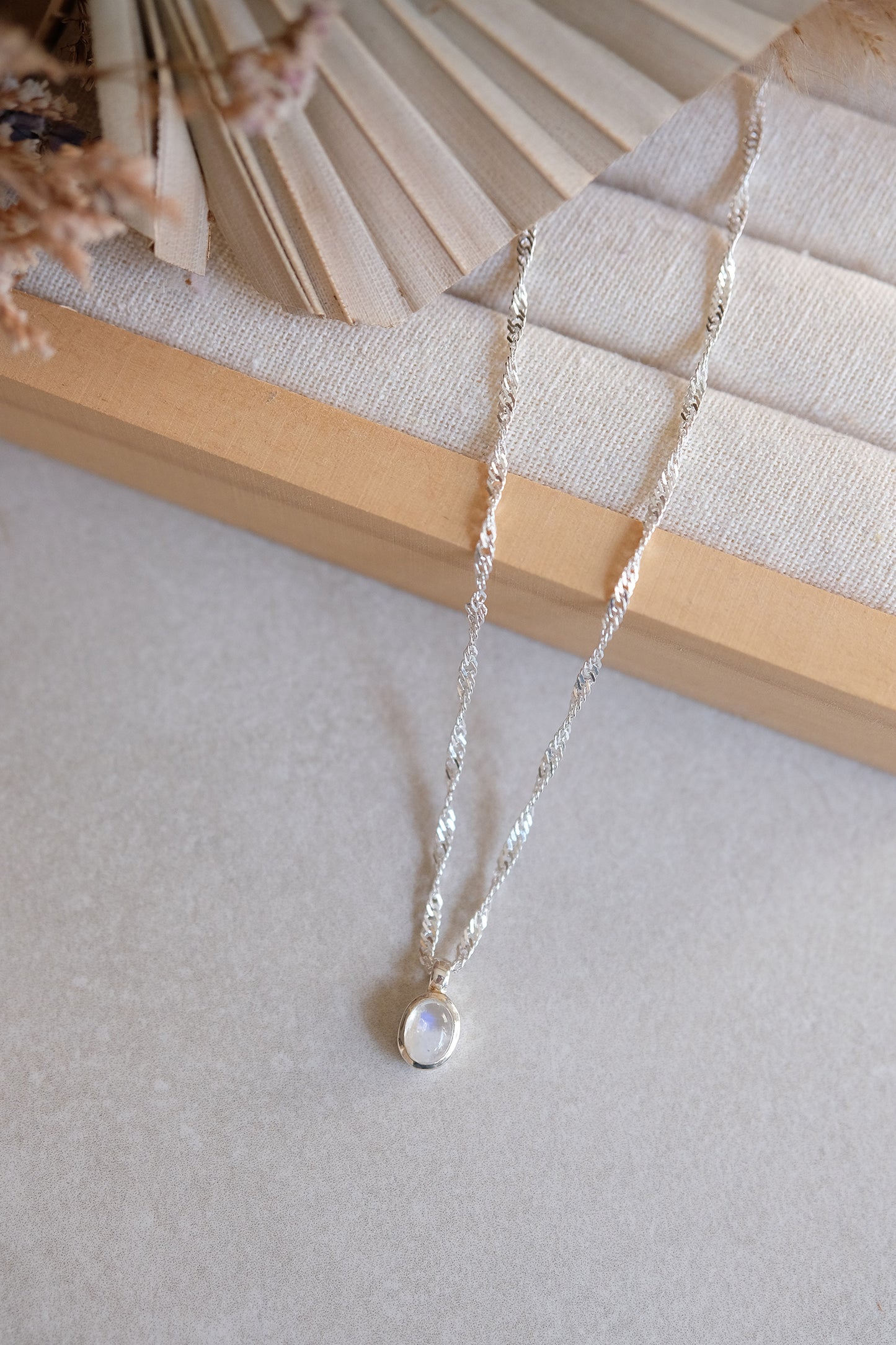 "Selene Aura" Regenbogen-Mondstein | Singapurkette | Silber