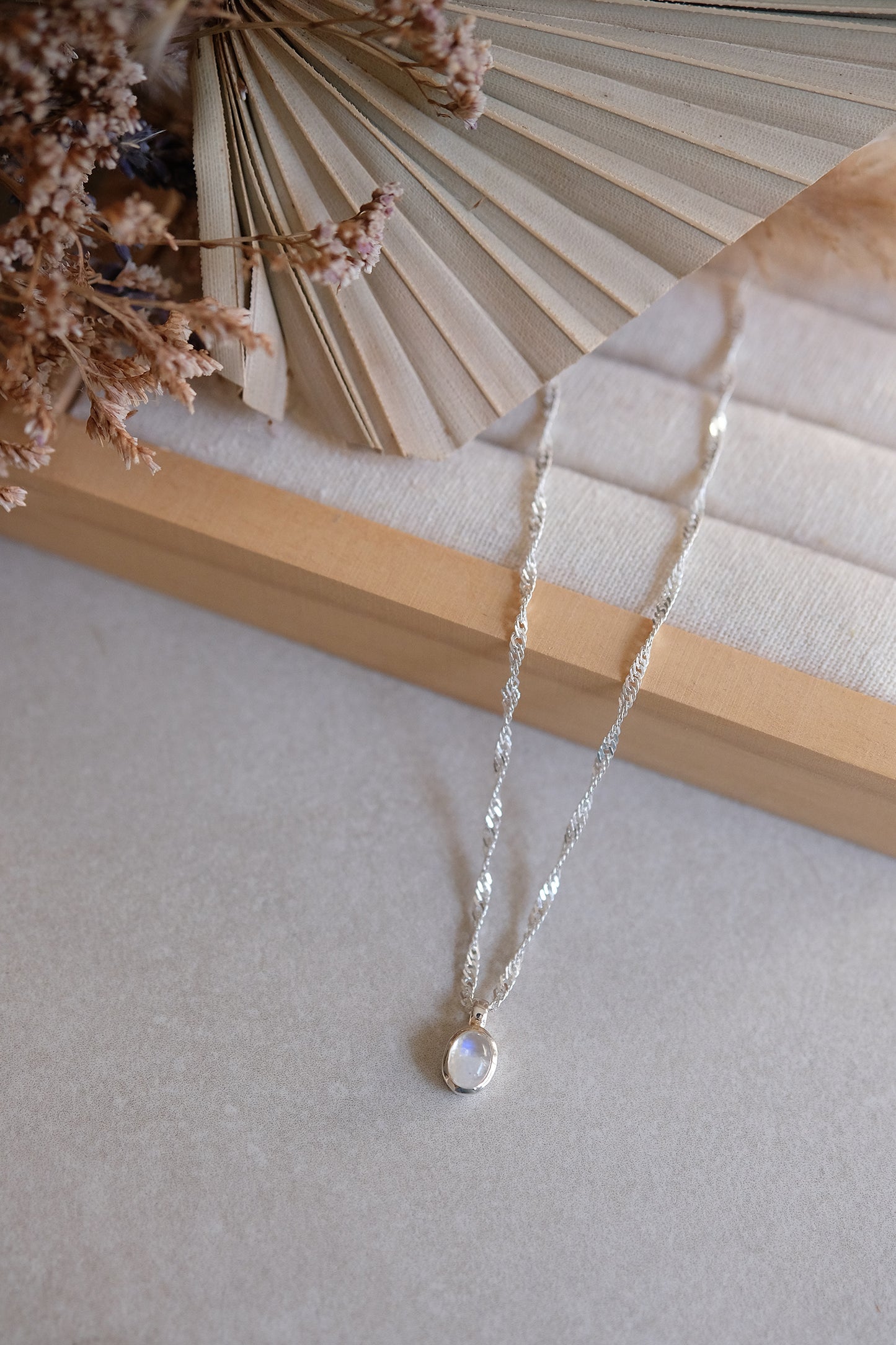 "Selene Aura" Regenbogen-Mondstein | Singapurkette | Silber