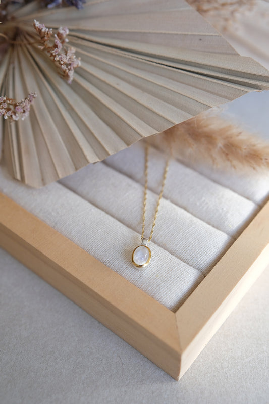 "Selene Aura" Regenbogen-Mondstein | Singapurkette | Silber-Gold
