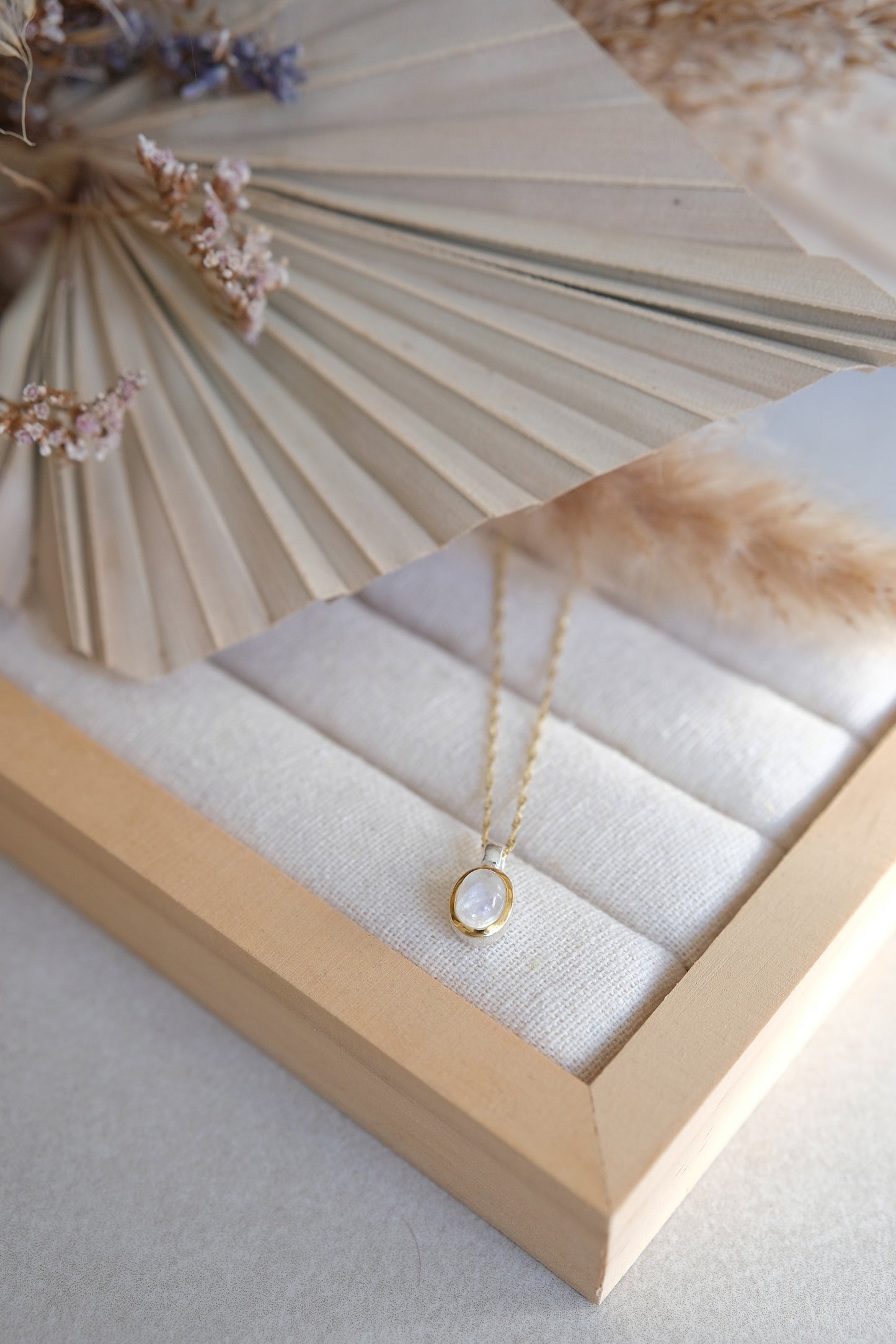 "Selene Aura" Regenbogen-Mondstein | Singapurkette | Silber-Gold