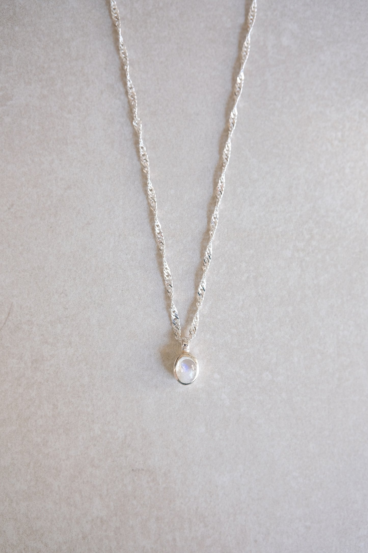 "Selene Aura" Regenbogen-Mondstein | Singapurkette | Silber
