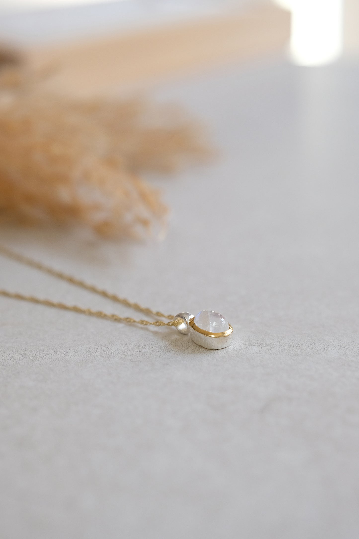 "Selene Aura" Regenbogen-Mondstein | Singapurkette | Silber-Gold