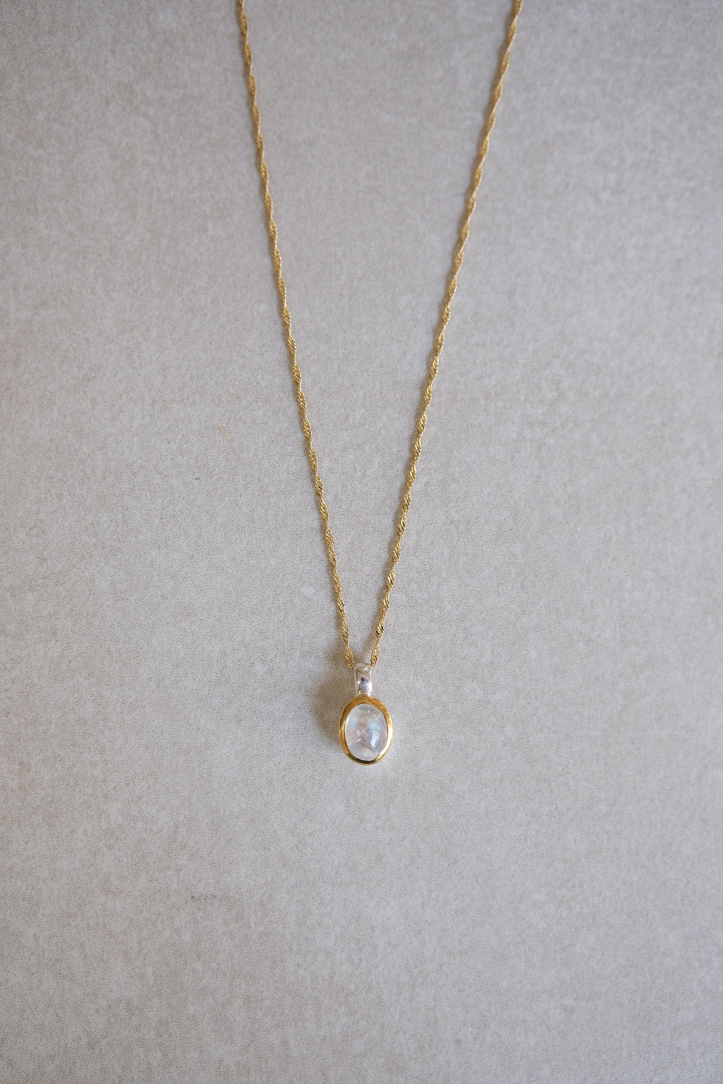 "Selene Aura" Regenbogen-Mondstein | Singapurkette | Silber-Gold