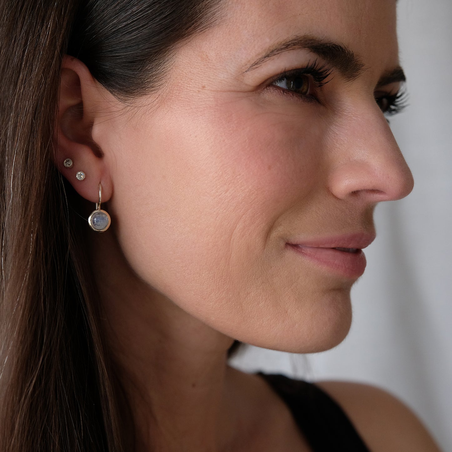 "Tiny Sparks" Regenbogen-Mondstein | Ohrstecker | Silber