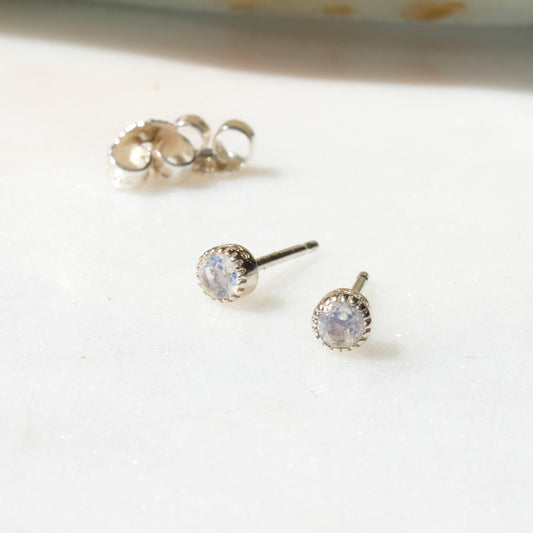 "Tiny Sparks" Regenbogen-Mondstein | Ohrstecker | Silber