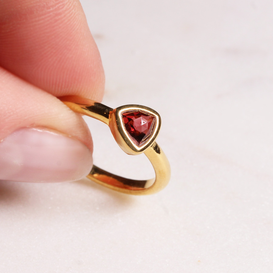 Granat Ring Triangel Gold