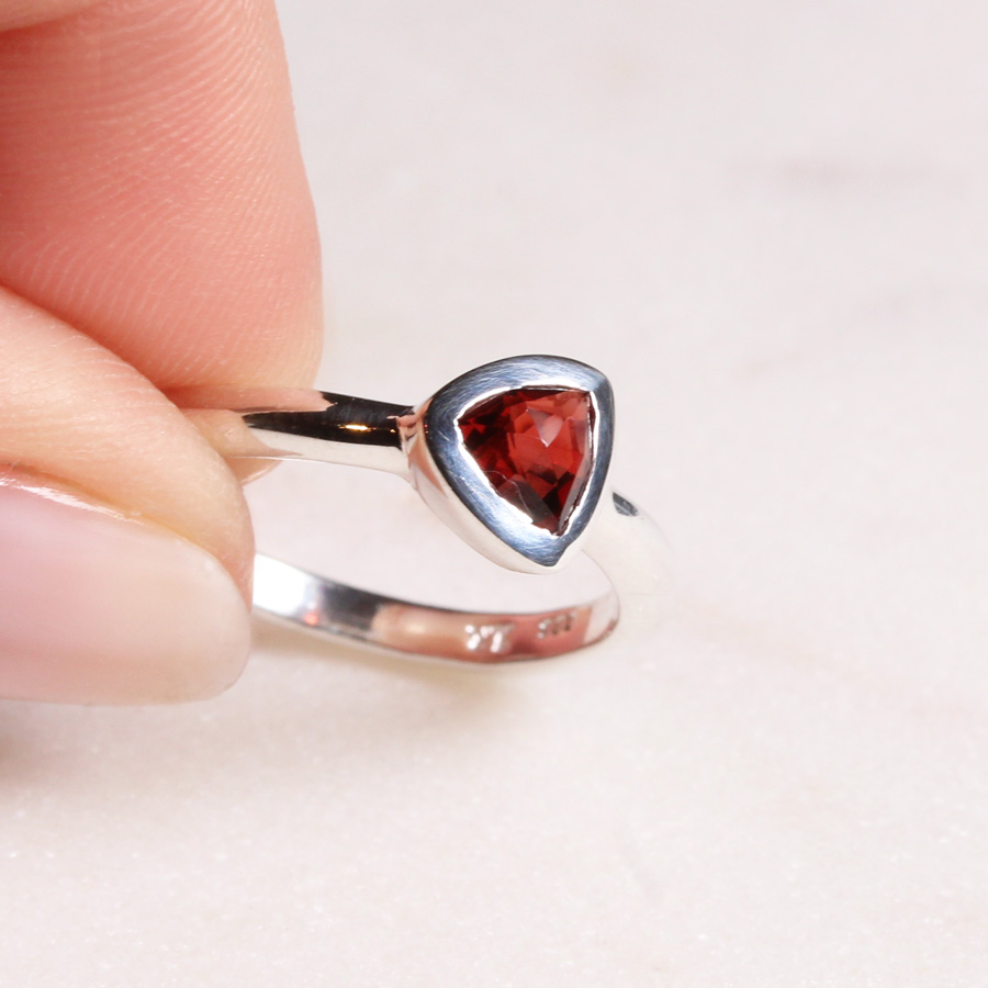 Granat Ring Triangel Silber