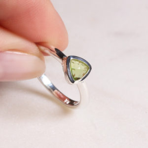 Olivin Ring Triangel Silber