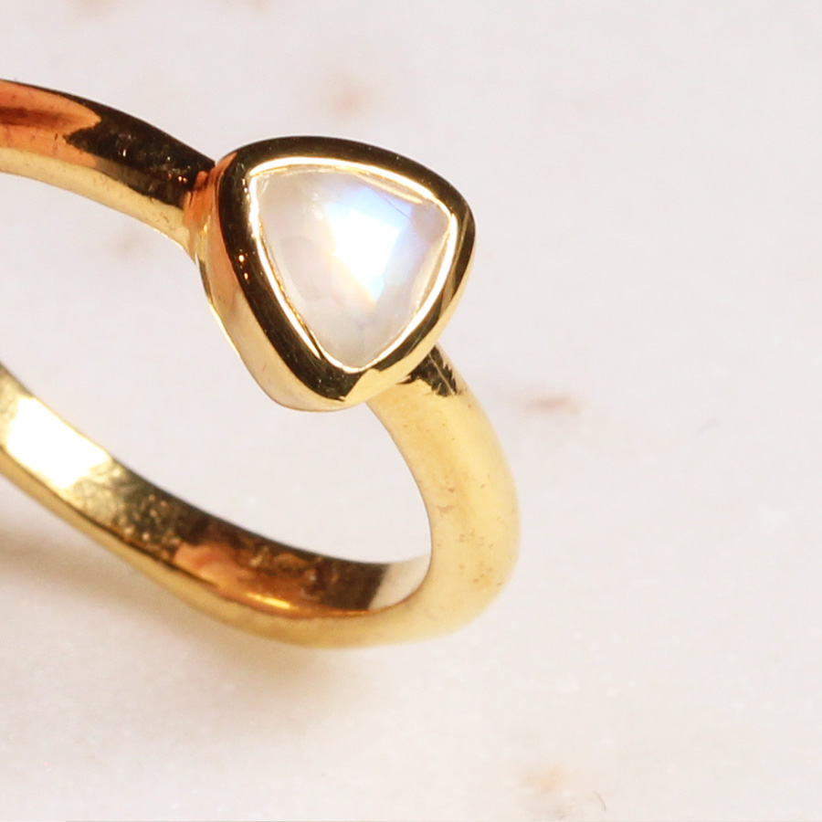 Regenbogen Mondstein ring Triangel Gold